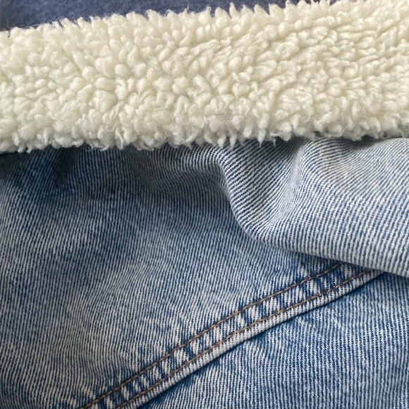 Levi's® Premium
ORIGINAL SHERPA TRUCKER JACKET size medium MINT CONDITION. - Picture 6 of 6